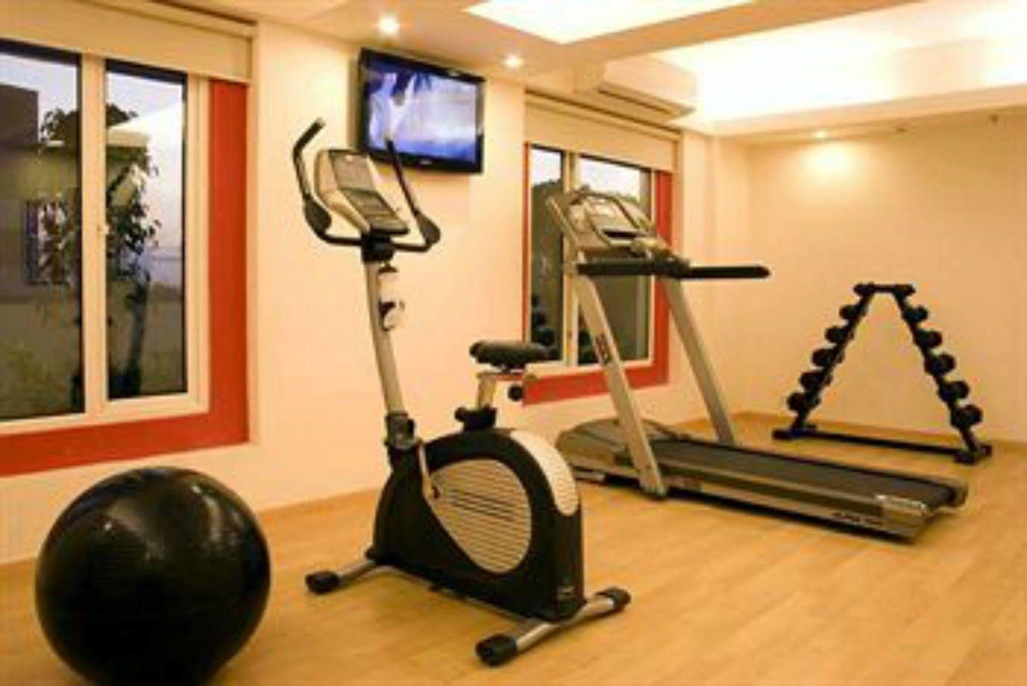 Hotel Red Fox By Lemon Tree Hotels,
